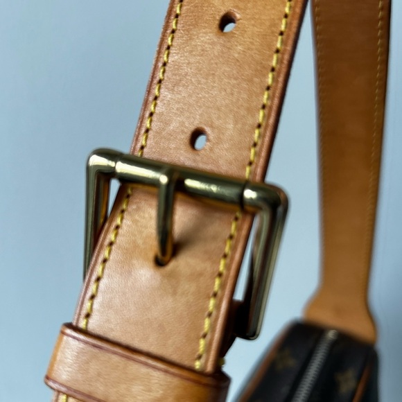 Louis Vuitton Croissant MM - Picture 13 of 17